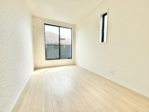 【リビング以外の居室】☆2号棟☆
個室としてお使いいただける洋室。大切なのは明るさと風通し、明るい日差しと心地よい風で自分のお部屋でくつろげる贅沢をご提供します。