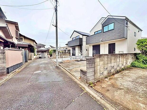 【前面道路含む現地写真】住宅性能評価で耐震等級３（最高等級）を取得！お客様を守る大切な住宅だからこそ、第三者の検査を受けて安心して住んでいただける住宅をご案内させて頂きます。その頑丈さを、ぜひ現地にてご体感くださいませ。