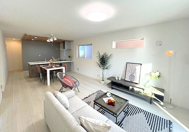 白を基調としたリビングはどんなインテリアにもマッチします