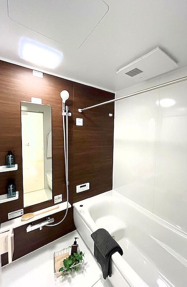 落ち着いた色合いの壁面、ゆっくり寛げるバスルーム