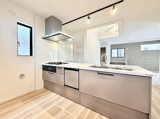 ■小窓があるので、明るさと開放感たっぷりなキッチン！  