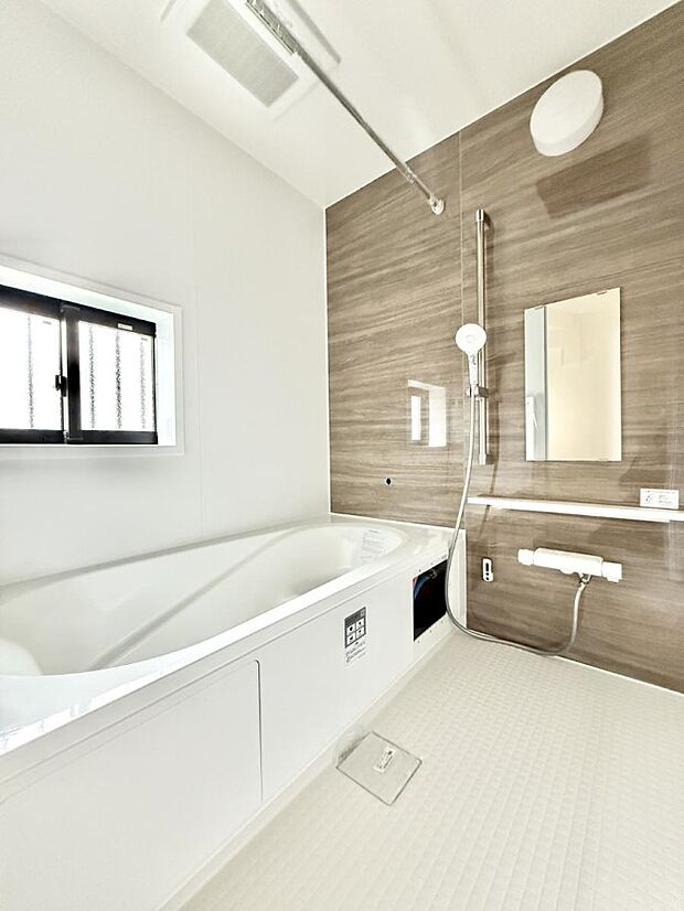 ■落ち着いた色合いの壁面、ゆっくり寛げるバスルーム