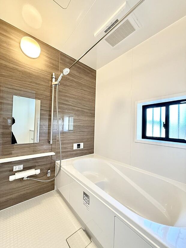 ■落ち着いた色合いの壁面、ゆっくり、ゆったり寛げるバスルーム。  