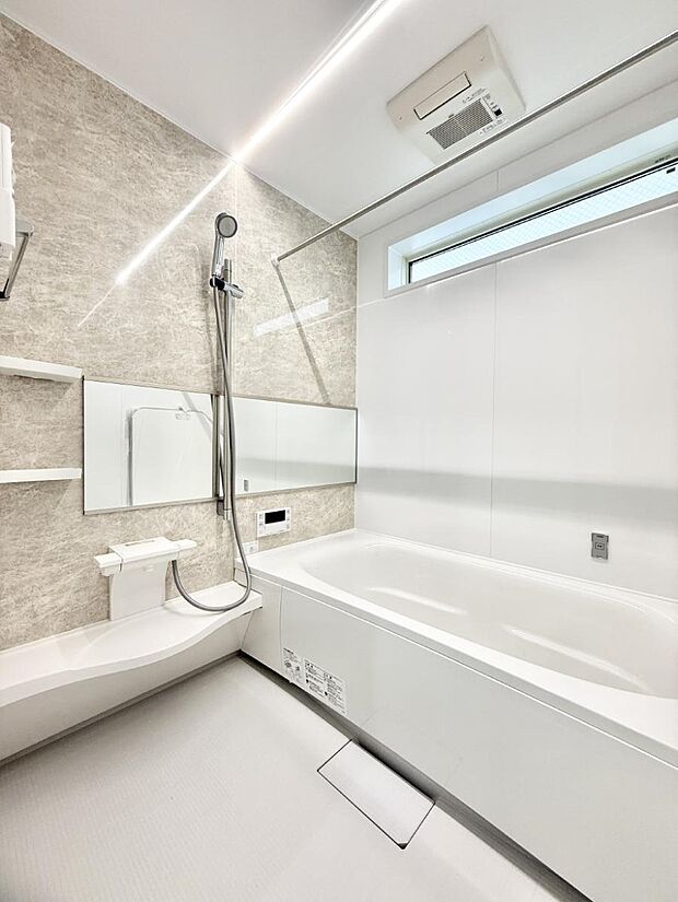 ■落ち着いた色合いの壁面、ゆっくり、ゆったり寛げるバスルーム。  