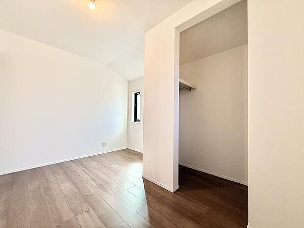 季節の洋服もすっきり収納できるウォークインクローゼット付  