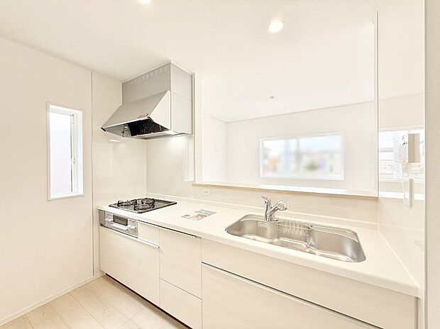 小窓があるので、明るさと開放感たっぷりなキッチン！  