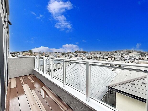 ■ 心地よい風と光を感じる、くつろぎのバルコニー