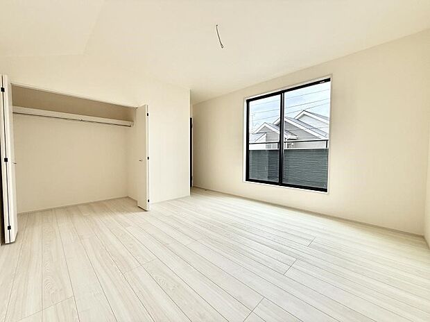 広いクローゼット、収納は多い方が嬉しいですね！  