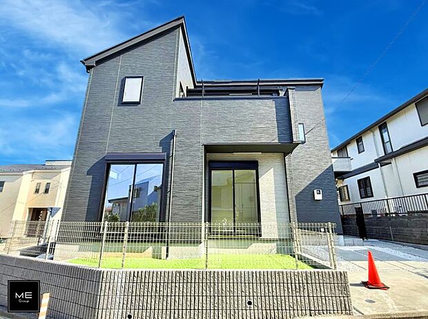 黒をベースにした締まった印象の外観  