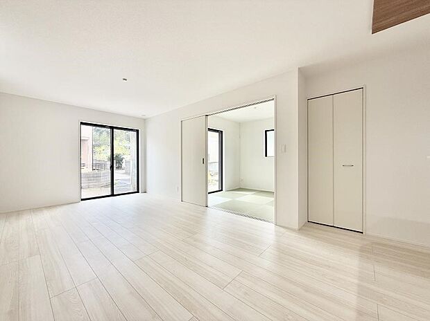 白を基調としたリビングはどんなインテリアにもマッチします