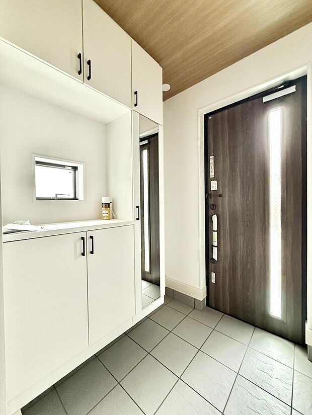 ■収納力の高いシューズボックス付！　玄関がキレイに片付きます！  