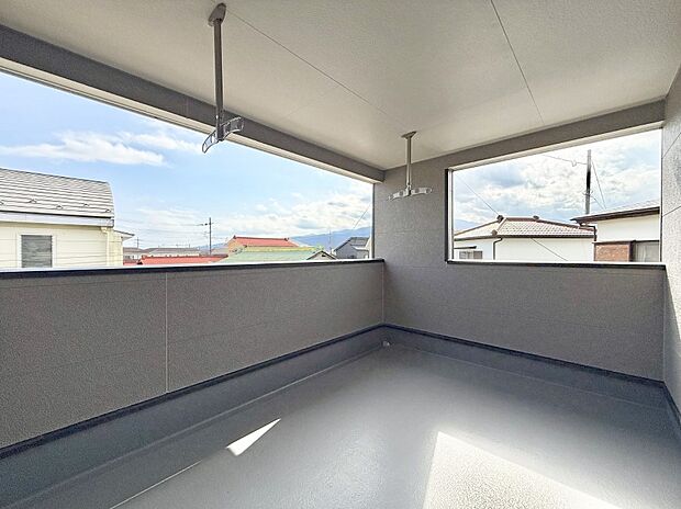 ■天候を気にせず洗濯物を干せるインナーバルコニー!