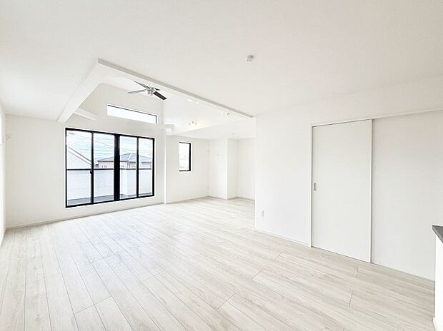 陽ざしが射し込む明るいLDKは家族でのんびり寛げます