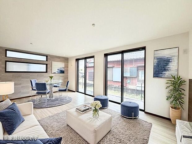 大きな窓から光が入り明るい空間でお寛ぎいただけます