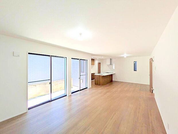 ■陽ざしが射し込む明るいLDK  