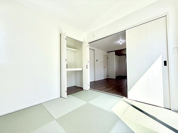 【リビング以外の居室】■落ち着いた色合いのお部屋で穏やかな時間を楽しめます