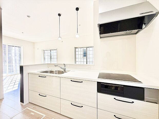 【キッチン】■家族の会話が弾む、心地よいキッチンスペース