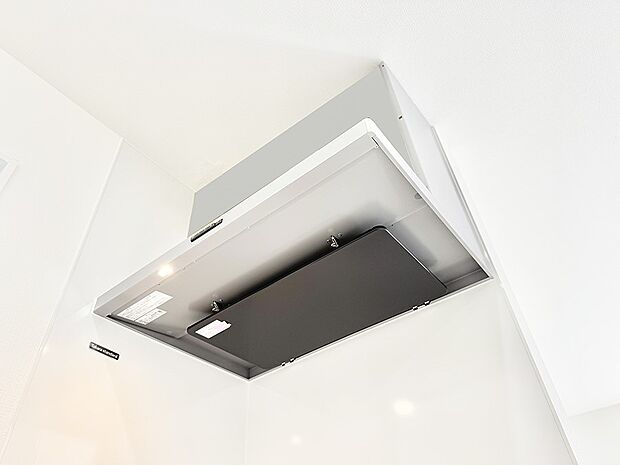 【レンジフード】■調理時の蒸気や匂いが換気扇に誘導され、効率的に排煙ができます。