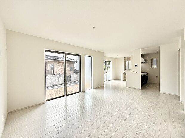 【リビング】■家族の時間を彩る、快適で癒される空間