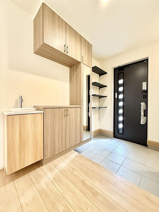 【玄関】■ 家族やゲストをやさしく迎える、心地よい空間