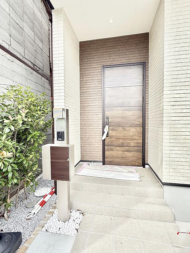 【玄関】■ シンプルで美しく、住まいの第一印象を彩る玄関です