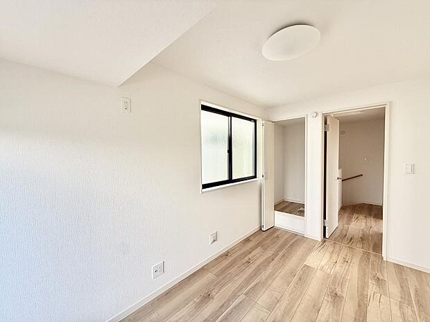 【子供部屋】■大きな収納で荷物がスッキリ片付きます  