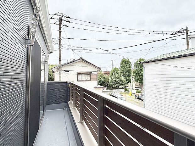 【バルコニー】■ 心地よい風と光を感じる、くつろぎのバルコニー