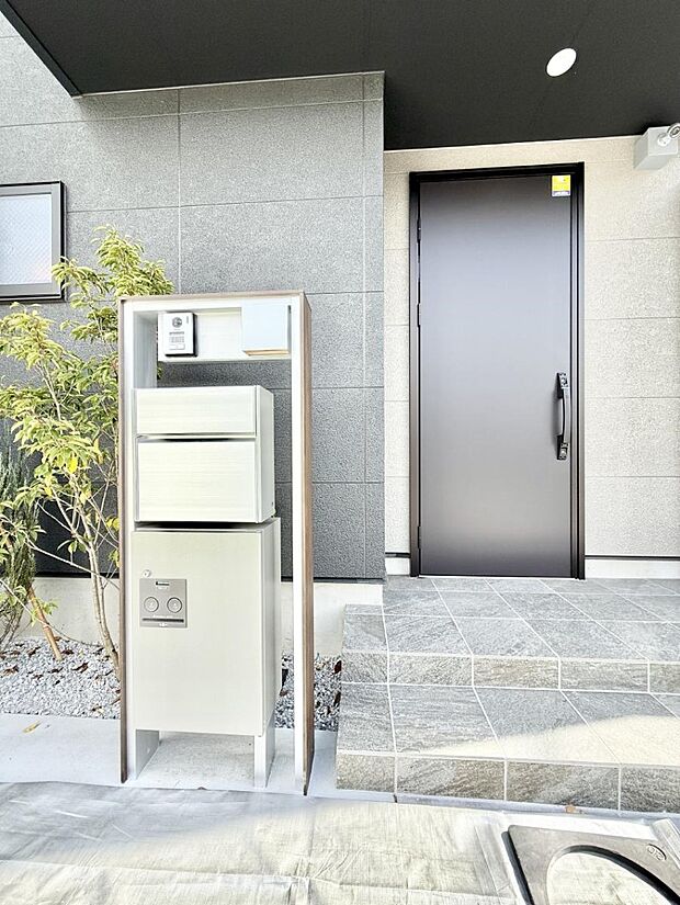 【玄関】■心地よい暮らしへとつながる、温かい玄関