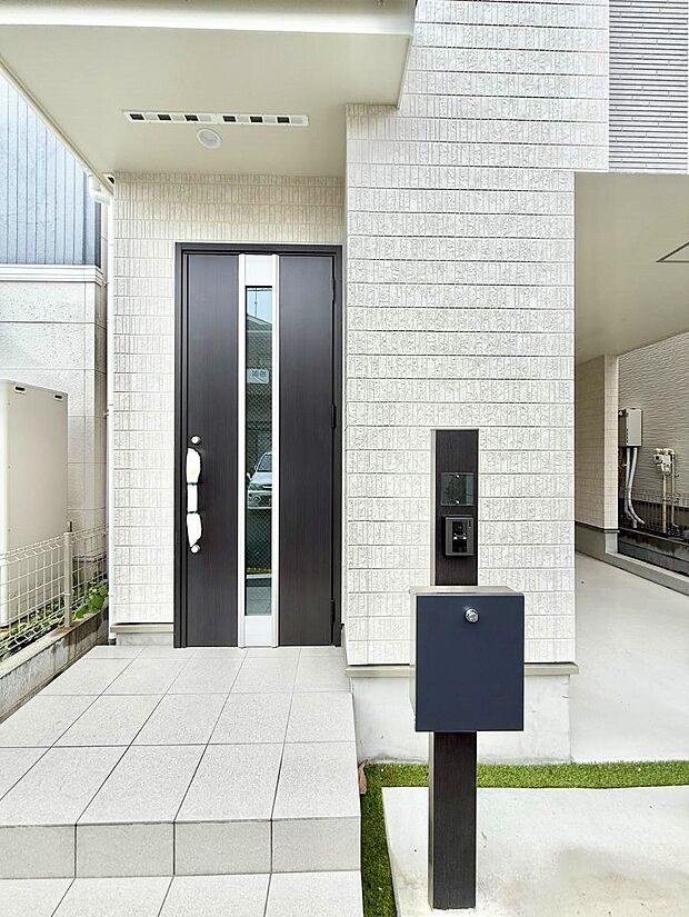 【玄関】■ 心地よい暮らしへとつながる、温かい玄関