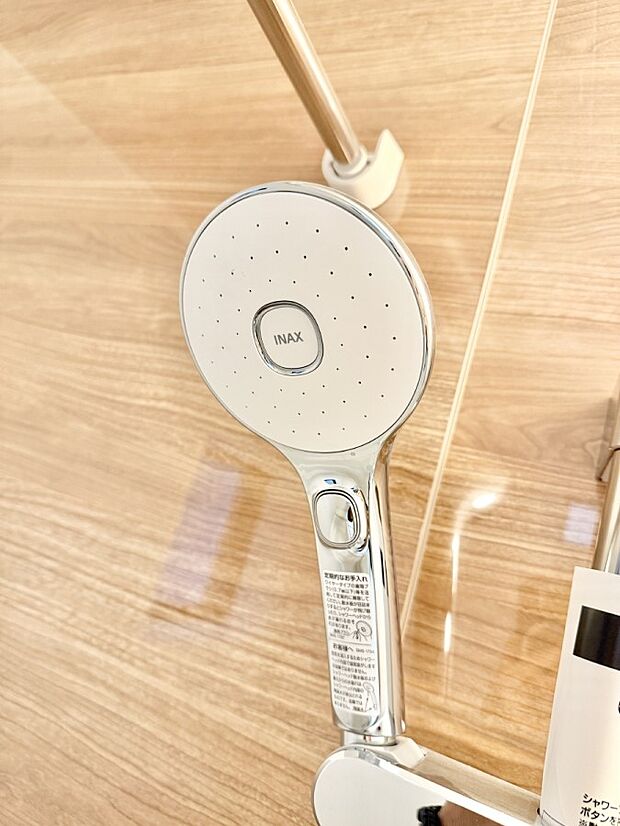 【止水シャワーヘッド】■わざわざシャワー水栓のレバーまで手を伸ばす必要がなく、簡単に止水できる