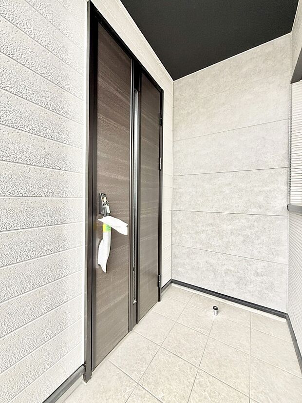 【玄関】■ シンプルで美しく、住まいの第一印象を彩る玄関です