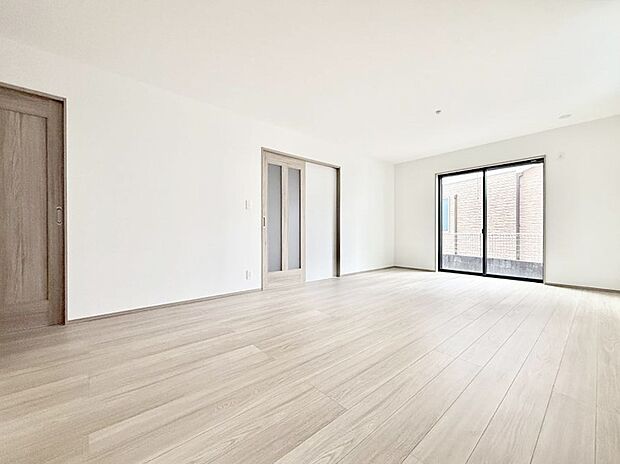 【ダイニング】■陽ざしが射し込む明るいLDKは家族でのんびり寛げます♪  