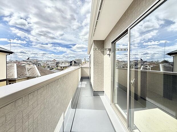 【バルコニー】■ 自然を身近に感じる、開放的なバルコニー