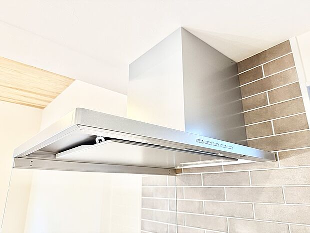 【レンジフード】■調理時の蒸気や匂いが換気扇に誘導され、効率的に排煙ができます。
