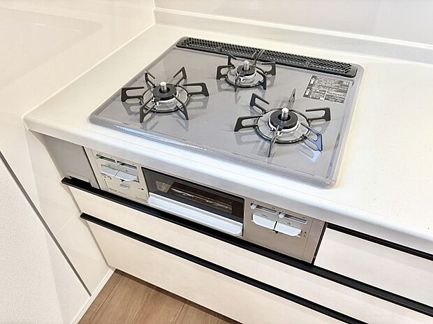 【3口ガスコンロ】■一度に多くの料理ができ便利で効率的