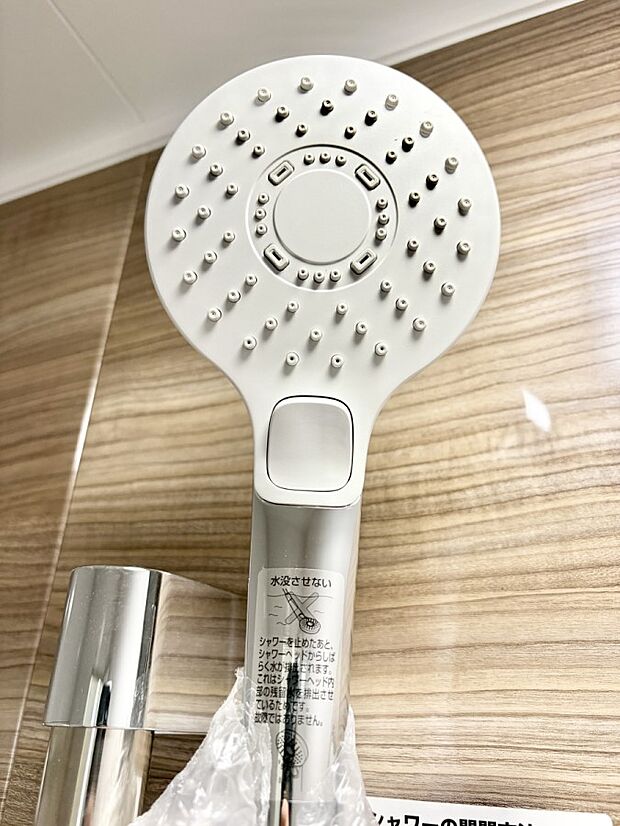 【止水シャワーヘッド】■手元で簡単に止水できるため、水の無駄遣いを減らすことができます。