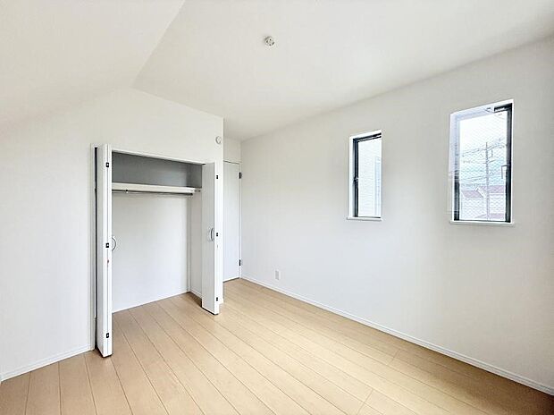 【洋室】全居室収納スペース付き！荷物が多くてもしっかり納まります！  