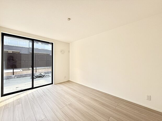 【洋室】日当たりのいいお部屋は気持ちがいいですね  