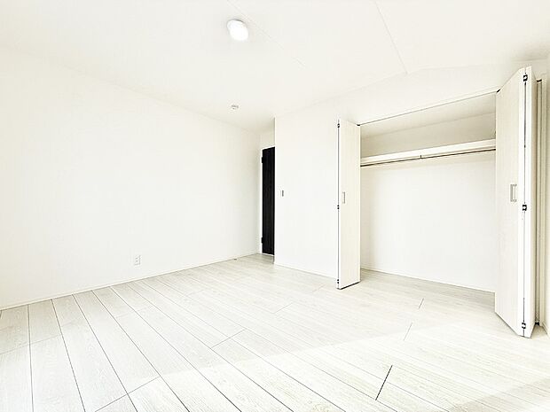 【子供部屋】■大きな収納で荷物がスッキリ片付きます