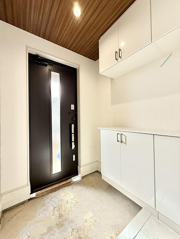 【玄関】■ 毎日を気持ちよく迎える、明るく温もりのある玄関