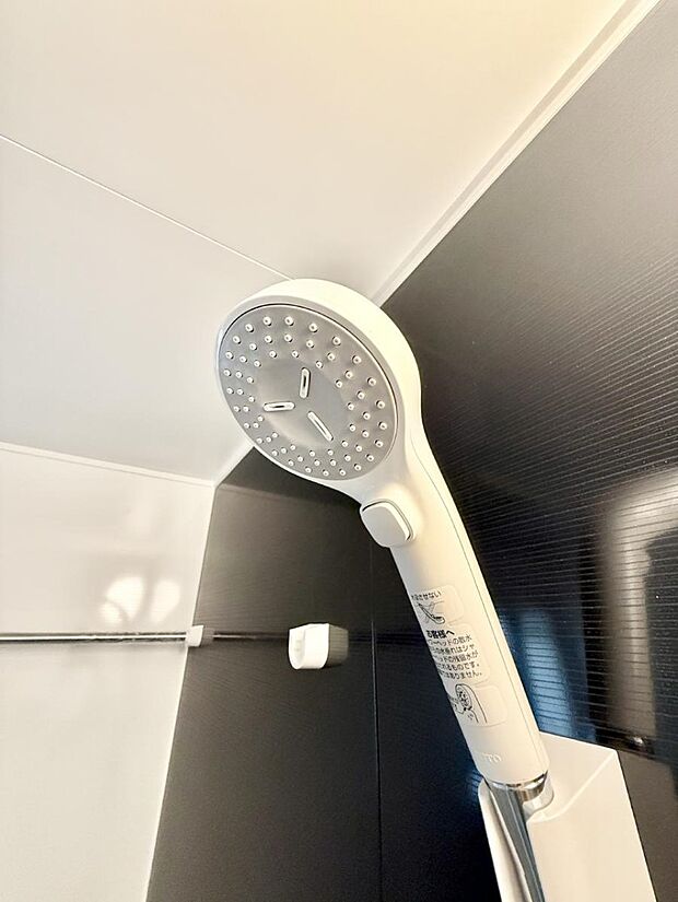 【止水シャワーヘッド】■わざわざシャワー水栓のレバーまで手を伸ばす必要がなく、簡単に止水できる