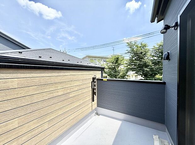 【バルコニー】■ 心地よい風と光を感じる、くつろぎのバルコニー