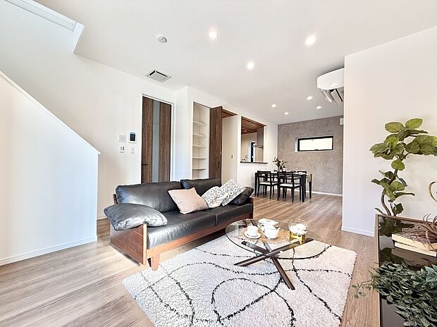 【リビングダイニング】■シンプルだけど贅沢、大切な人と過ごす心がほどける空間