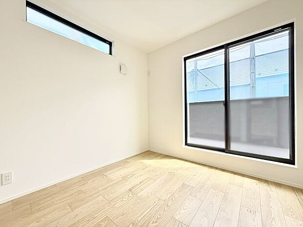 【リビング以外の居室】2号棟  ■落ち着いた色合いのお部屋で穏やかな時間を楽しめます
