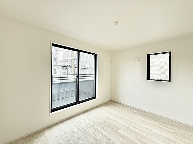 【寝室】■シンプルな空間で、収納付きベッドやデスクなど、多機能な家具を活用しやすいです