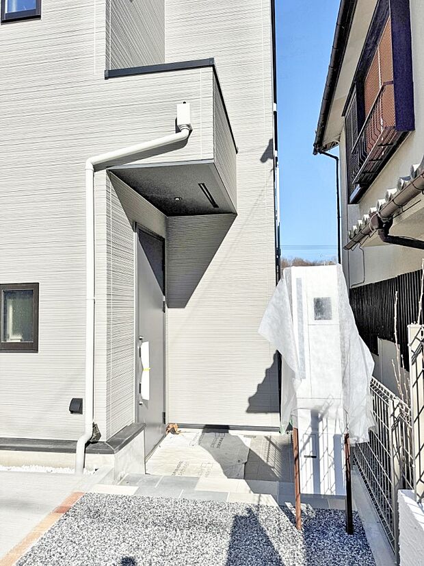 【玄関】■ シンプルで美しく、住まいの第一印象を彩る玄関です