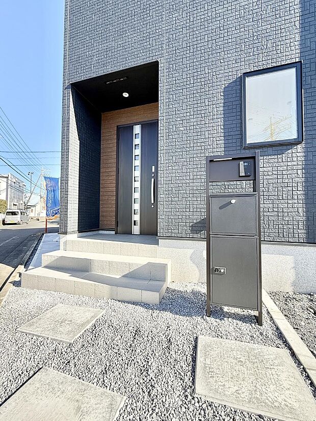 【玄関】■ 家族とゲストをやさしく迎える、心温まる玄関