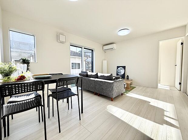 【ダイニング】■温もりを感じる、居心地のいいリビング