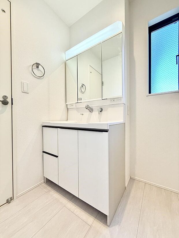 【浴室換気暖房乾燥機】■浴室をすぐに暖かく湿気も取り除けて便利