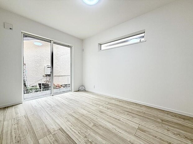 【リビング以外の居室】大きな窓は開放感があり、明るさ通風バッチリです